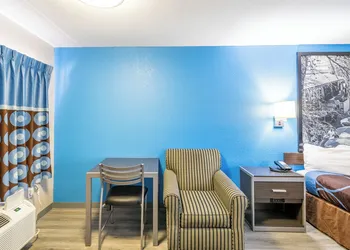 Super 8 by Wyndham San Antonio/Riverwalk Area hotel thumbnail 7