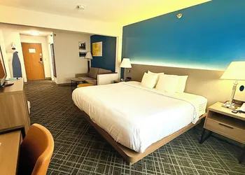 Comfort Inn & Suites hotel thumbnail 4