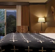 Wayfinder Bishop hotel detail image 7