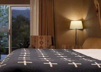 Wayfinder Bishop hotel thumbnail 7
