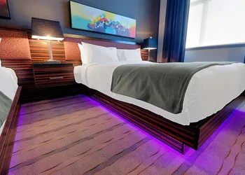 Hotel Clique Calgary Airport hotel thumbnail 4