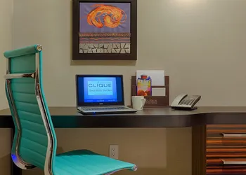 Hotel Clique Calgary Airport hotel thumbnail 8