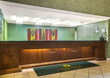 La Quinta Inn & Suites by Wyndham Fort Smith hotel thumbnail 2