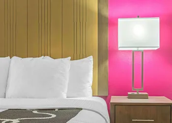 La Quinta Inn & Suites by Wyndham Fort Smith hotel thumbnail 4