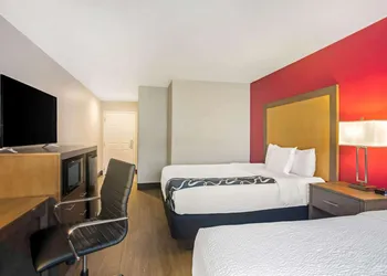 La Quinta Inn & Suites by Wyndham Fort Smith hotel thumbnail 8
