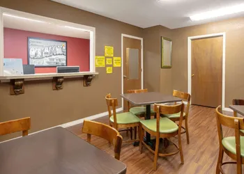 Super 8 by Wyndham Big Cabin/Vinita Area hotel thumbnail 2