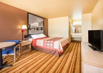 Super 8 by Wyndham Big Cabin/Vinita Area hotel thumbnail 3