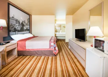 Super 8 by Wyndham Big Cabin/Vinita Area hotel thumbnail 7