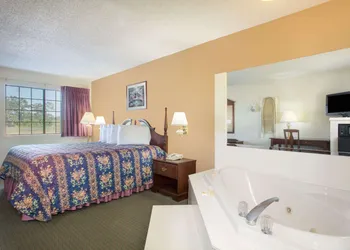 Days Inn by Wyndham Picayune hotel thumbnail 7