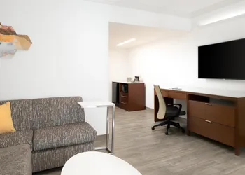 DoubleTree Suites by Hilton Phoenix hotel thumbnail 7