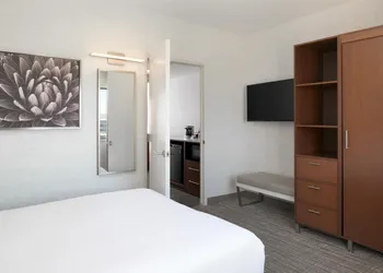 DoubleTree Suites by Hilton Phoenix hotel thumbnail 8