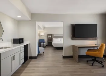 Holiday Inn Express & Suites Phoenix Midtown by IHG hotel thumbnail 7