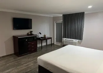 Super 8 by Wyndham Mesa Downtown Near Convention Center hotel thumbnail 5