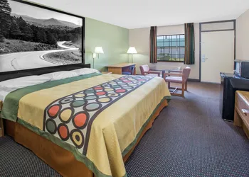 Super 8 by Wyndham Clarksville AR hotel thumbnail 8