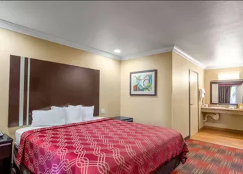 Econo Lodge Inn & Suites Escondido Downtown hotel thumbnail 4