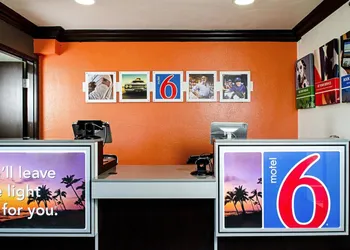 Motel 6 Modesto, CA - Downtown hotel thumbnail 2