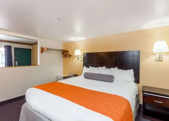 Howard Johnson by Wyndham Norco hotel thumbnail 3