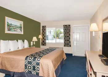 Travelodge by Wyndham Los Banos CA hotel thumbnail 5