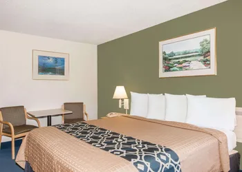 Travelodge by Wyndham Los Banos CA hotel thumbnail 6