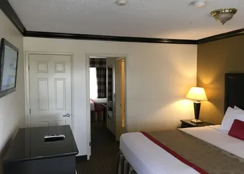 Ramada by Wyndham Ontario hotel thumbnail 4