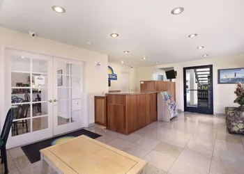 Days Inn by Wyndham Oceanside hotel thumbnail 2