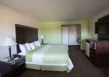 Days Inn by Wyndham Oceanside hotel thumbnail 7