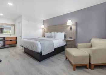Inland Inn & Suites hotel thumbnail 3