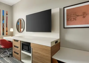 Hampton Inn & Suites San Mateo-San Francisco Airport hotel thumbnail 8