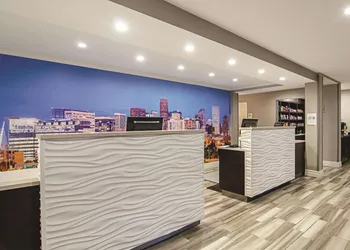 La Quinta Inn & Suites by Wyndham Denver Airport DIA hotel thumbnail 3