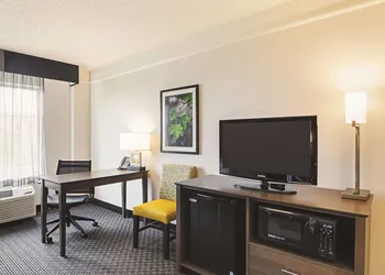 La Quinta Inn & Suites by Wyndham Denver Airport DIA hotel thumbnail 5