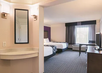 La Quinta Inn & Suites by Wyndham Denver Airport DIA hotel thumbnail 7
