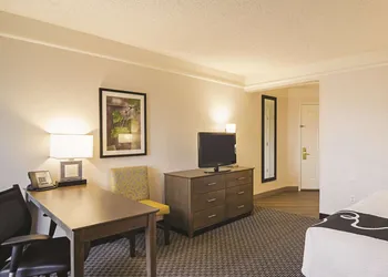 La Quinta Inn & Suites by Wyndham Denver Airport DIA hotel thumbnail 8