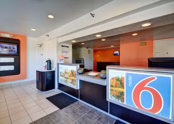 Motel 6 Windsor Locks, CT - Hartford hotel thumbnail 2
