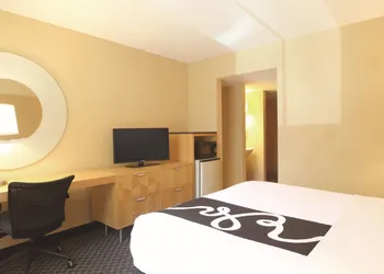 La Quinta Inn & Suites by Wyndham Coral Springs South hotel thumbnail 7