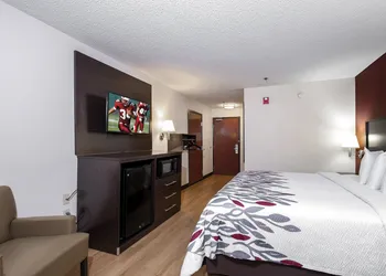Red Roof Inn & Suites Dover Downtown hotel thumbnail 7