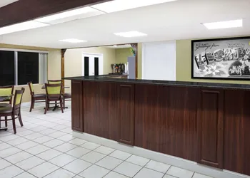 Super 8 by Wyndham Sarasota Near Siesta Key hotel thumbnail 2