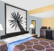 Super 8 by Wyndham Sarasota Near Siesta Key hotel detail image 7