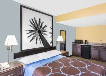 Super 8 by Wyndham Sarasota Near Siesta Key hotel thumbnail 7