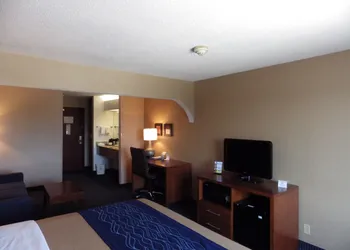 Comfort Inn Crystal Lake - Algonquin hotel thumbnail 8