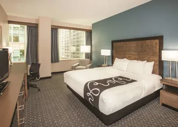 La Quinta Inn & Suites by Wyndham Chicago Downtown hotel thumbnail 6