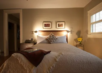 Showers Inn hotel thumbnail 8