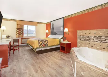 Super 8 by Wyndham Bedford hotel thumbnail 4