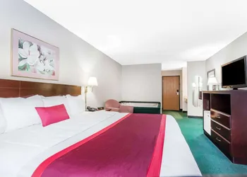 Ramada by Wyndham Tell City hotel thumbnail 6