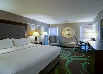 Holiday Inn Manhattan at the Campus by IHG hotel thumbnail 2