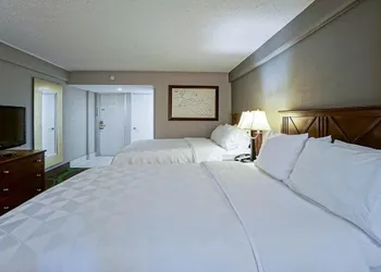 Holiday Inn Manhattan at the Campus by IHG hotel thumbnail 3