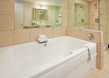 Holiday Inn Manhattan at the Campus by IHG hotel thumbnail 5