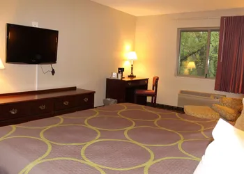 Super 8 by Wyndham Valparaiso hotel thumbnail 7
