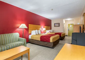 Econo Lodge Topeka at Wanamaker hotel thumbnail 5