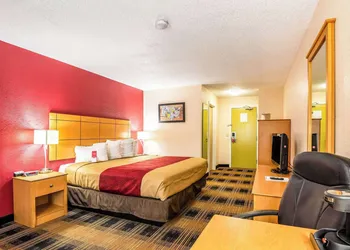 Econo Lodge Topeka at Wanamaker hotel thumbnail 8