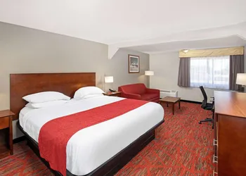 Ramada by Wyndham Bowling Green hotel thumbnail 4